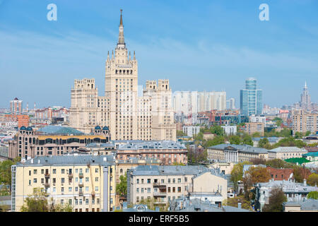 Panoramablick auf die Stalin-Wolkenkratzer am Kudrinskaya Square und Presnensky Bezirk von Moskau Stockfoto