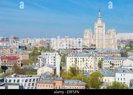 Panoramablick auf die Stalin-Wolkenkratzer am Kudrinskaya Square und Presnensky Bezirk von Moskau Stockfoto