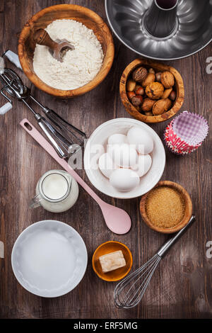 Backutensilien mit Zutaten für Kuchen oder Kekse Stockfoto