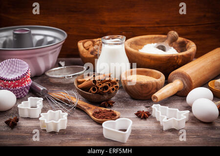 Backutensilien mit Zutaten für Kuchen oder Kekse Stockfoto