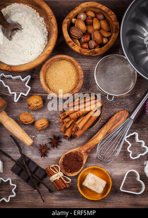 Backutensilien mit Zutaten für Kuchen oder Kekse Stockfoto