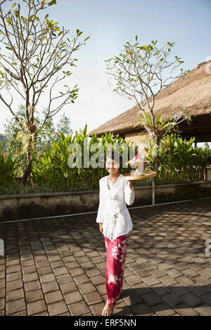 Balinesische Frau Morgen Opfergaben in Ubud Hanging Gardens, Bali, Indonesien. Stockfoto