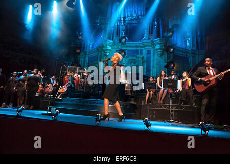 Emeli Sande stürmten die Bühne der Royal Albert Hall London im November 2012 mit Songs aus ihrem meistverkauften Album Our Version Stockfoto