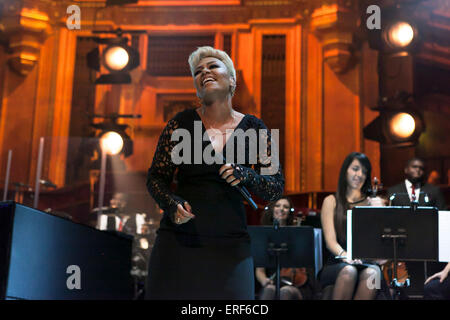 Emeli Sande stürmten die Bühne der Royal Albert Hall London im November 2012 mit Songs aus ihrem meistverkauften Album Our Version Stockfoto