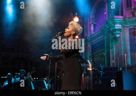 Emeli Sande stürmten die Bühne der Royal Albert Hall London im November 2012 mit Songs aus ihrem meistverkauften Album Our Version Stockfoto