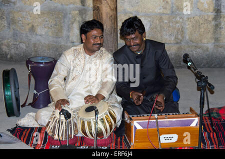 Rajasthani Tabla und Khartal Spieler. Die Khartal besteht aus zwei ähnlich geformte Holzteile und wird von der gleichen Hand gespielt. Stockfoto