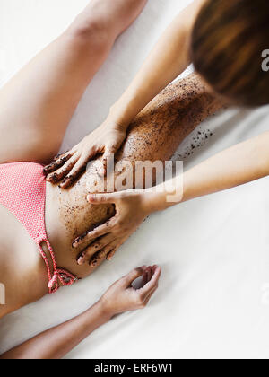 Frau empfangen Kaffee-Peeling im Indigo Pearl, Phuket, Thailand. Stockfoto