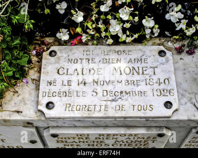 Das Grab der Familie des impressionistischen Malers Claude Monet auf dem kleinen Friedhof in Giverny in Haute-Normandie, Frankreich Stockfoto