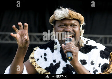 Albert Nyathi Lieder und Gedichte auf dem Salibury Festival durchführen. Albert Nyathi ist Simbabwe "Uraufführung Dub-Poet. Seine Auftritte sind oft durch kraftvolle Musik unterstützt. Albert bekannt als "Schultages Stimme des unsichtbaren" - den Mann, der die stillen Worte derer ohne eine Stimme spricht. Seine Arbeit ist zum Nachdenken anregende, kontrovers und humorvoll und seine Bühnenshow ist charismatisch und energisch. Stockfoto