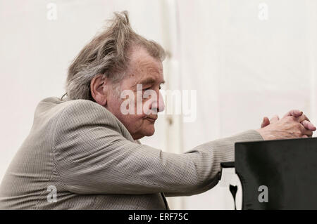 Stan Tracey Klavierspiel beim Jazzfestival Swanage, Dorset, England. Stan Tracey CBE wurde in den frühen 50er Jahren eine Stütze der britischen Jazzszene Sinus und hat mit weltweit führenden Musikern gespielt. Er ist besonders bekannt für seine Zeit mit Ronnie Scott und sein Album "Unter Milkwood" basierend auf der Poesie von Dylan Thomas. Stockfoto