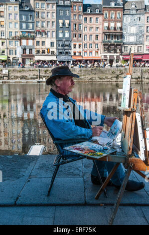 Künstler arbeiten an seiner Staffelei am Kai in Honfleur, Normandie, Frankreich. Stockfoto