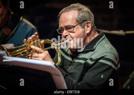 Kenny Wheeler fotografiert während Soundchecks für seinen 80. Geburtstag-Konzert-Tournee in der Turner Sims Concert Hall, Southampton, Stockfoto