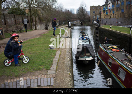 Narrowboat Eingabe eine Sperre auf Regents Canal in East London, UK. Regent es Canal kreuzt eine Gegend nördlich von central London. Es stellt eine Verknüpfung von der Paddington Arm des Grand Union Canal im Westen, Limehouse und der Themse im Osten Londons. Der Kanal ist 13,8 Kilometer (8,6 Meilen) lang. Stockfoto