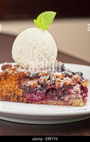 Bröckeln Sie Kuchen mit schwarzen Johannisbeeren Stockfoto