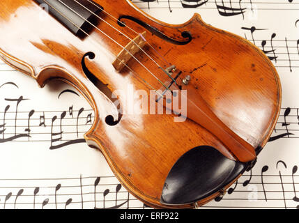 Teil der Violine Handauflegen gedruckte Partitur Stockfoto