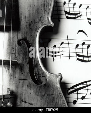 Violine mit f-Loch-hautnah. Instrument ist Partitur Handauflegen Kulisse. Stockfoto