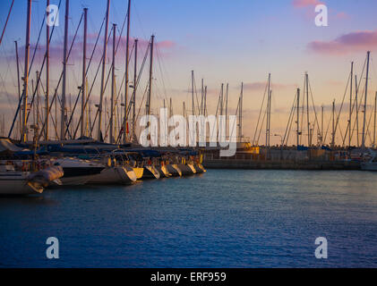 Sonnenuntergang landschaftlich ein Pier mit Booten und Yachten gegen den Himmel mit schönen Sonnenuntergang Beleuchtung Stockfoto