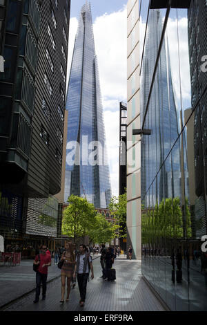 Die Scherbe spiegelt sich im Doppel gegen Hochhäuser in mehr London, UK. Die Scherbe, auch genannt der Shard of Glass, Shard London Bridge und London Bridge Tower, früher ist eine 87-geschossiges Hochhaus in London Teil der London Bridge Quartal Entwicklung. Stockfoto