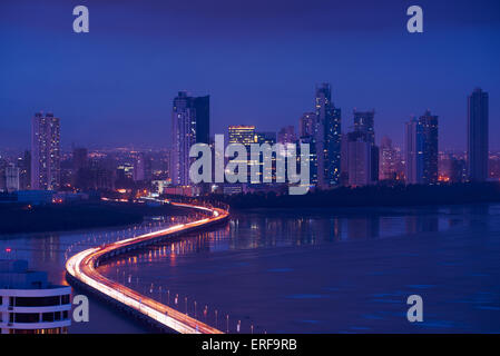 Panama-Stadt, Zentral-Amerika, Blick auf Costa Del Este und Corredor Highway bei Nacht, mit Stau von Autos und Fahrzeugen Stockfoto