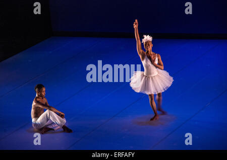 Südafrikanische Tänzerin Dada Masilo und männlichen Partner in ihrem ungewöhnlichen Version von Swan Lake. Stockfoto