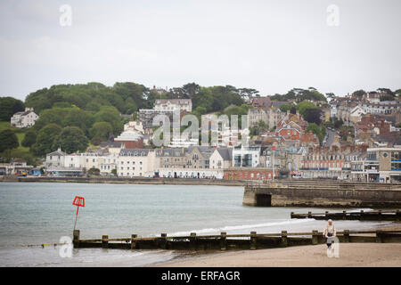 Vereinigtes Königreich, Swanage: Eine Frau Spaziergänge entlang des Strandes in Swanage, Dorset, am 1. Juni 2015. Stockfoto