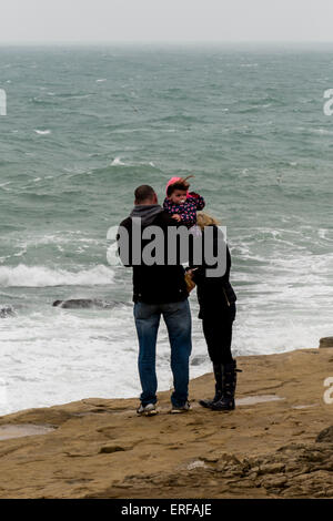 Portland Bill, UK. 2. Juni 2015. UK-Wetter: ein sehr stürmischen Tag zunächst neblig und windig, aber das Wetter verbessert © Paul Chambers Stockfoto