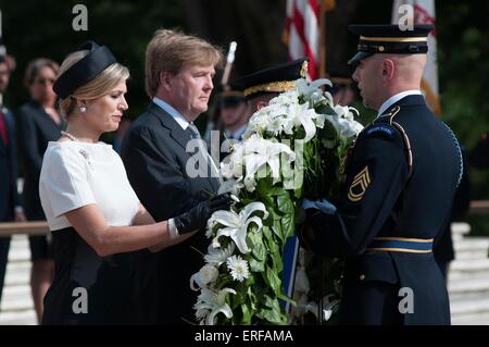 König Willem-Alexander und ihrer Majestät Königin Maxima der Niederlande während einer Kranzniederlegung am Grab des unbekannten Soldaten auf dem Nationalfriedhof Arlington 1. Juni 2015, in Arlington, Virginia. Stockfoto