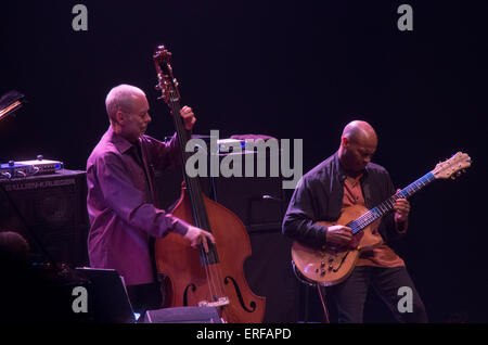 Britischer Kontrabassist Dave Holland (B. 10.01.1946, Wolverhampton, UK) und Gitarrist Kevin Eubanks in Alès, Stockfoto