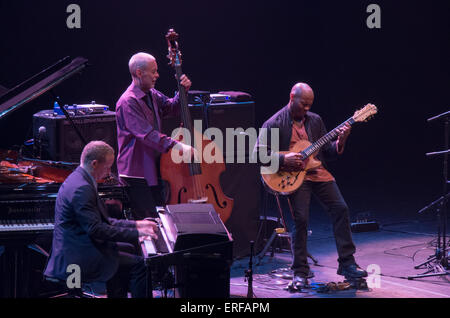 Britischer Kontrabassist Dave Holland (B. 10.01.1946, Wolverhampton, UK), Eric Harland (Keyboards) und Kevin Eubanks (Gitarre) Stockfoto