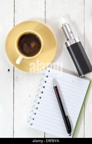 Ansicht von oben auf einen Tisch am Arbeitsplatz mit Kaffee Stockfoto