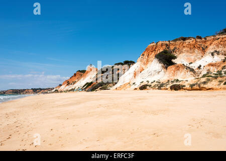 Klippen am Praia da Falesia in der Nähe von Villamoura in Portugal Region Algarve mit großen Staiors zum Strand Stockfoto