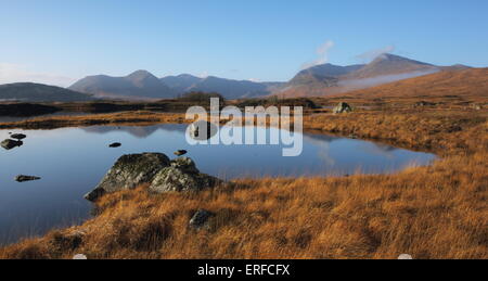 Clach Leathad und Meall ein "Bhuiridh von Ba Loch Rannoch Moor. Stockfoto