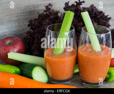 2 Gläser von Belnded Obst und Gemüse Stockfoto