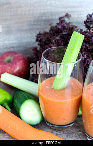 2 Gläser von Belnded Obst und Gemüse Stockfoto