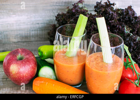 2 Gläser von Belnded Obst und Gemüse Stockfoto