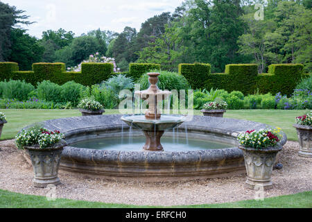 Brunnen in einem englischen Garten Stockfoto