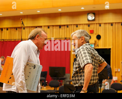 Martyn Brabbins (Dirigent) und Bernie Krause (Wild Sanctuary sound-Spezialist) diskutieren die Gäste während der Aufnahmen Stockfoto