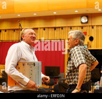 Martyn Brabbins (Dirigent) und Bernie Krause (Wild Sanctuary sound-Spezialist) diskutieren die Gäste während der Aufnahmen Stockfoto