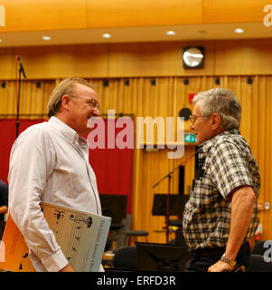 Martyn Brabbins (Dirigent) und Bernie Krause (Wild Sanctuary sound-Spezialist) diskutieren die Gäste während der Aufnahmen Stockfoto