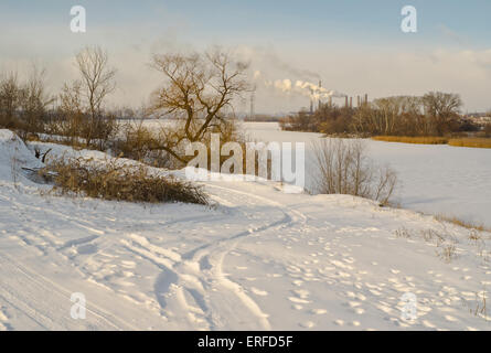 Am späten Nachmittag Winterlandschaft mit gefrorenen Fluss in der Ukraine. Stockfoto