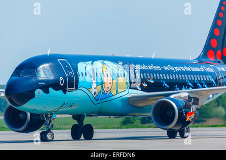 Moskau, Russische Föderation - 26. Mai 2015: Brüssel Airlines A320 Rollen nach der Landung. Oficial Schmierblutungen in Flughafen Moskau-Domodedowo Stockfoto