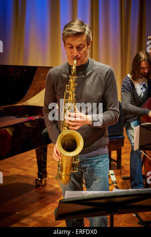 Dave O'Higgins spielt Tenorsaxophon während der Soundchecks mit dem Darius Brubeck Quartett in der Turner Sims Concert Hall in Stockfoto