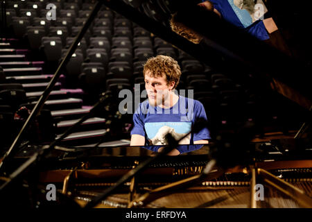 Joe Armon-Jones am Klavier während Soundchecks in der Turner Sims Concert Hall in Southampton, England. Stockfoto