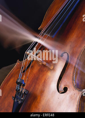 Violoncello mit Bogen auf schwarzem Hintergrund gespielt wird Stockfoto