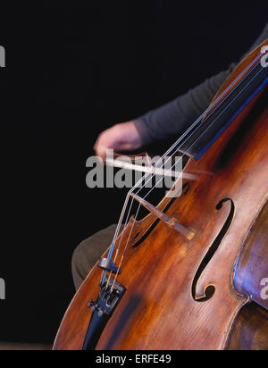 Violoncello gespielt wird mit Bogen Blatt des Spielers im Blick.  Schwarzem Hintergrund Jessica Feaver Stockfoto