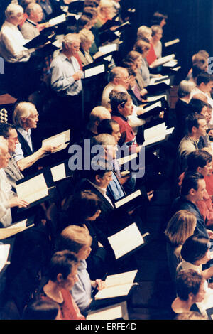 Chor - BBC National Chorus of Wales View der Chormitglieder in der Probe. Männliche Sänger im Vordergrund. Stockfoto