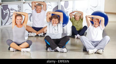 Hochrangige Gruppe stretching im Fitness-Center zuvor Rückentraining Stockfoto