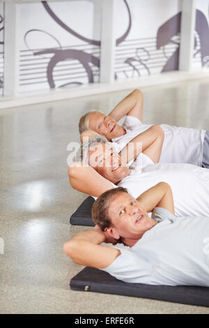 Glückliche Gruppe von Senioren dabei knirscht in ein Fitness-Studio Stockfoto