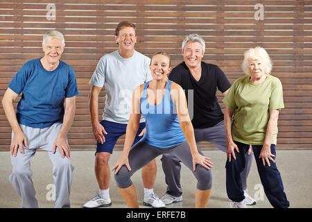 Glücklich senior Gruppe nehmen Tanzunterricht zusammen in ein Fitness-Studio Stockfoto