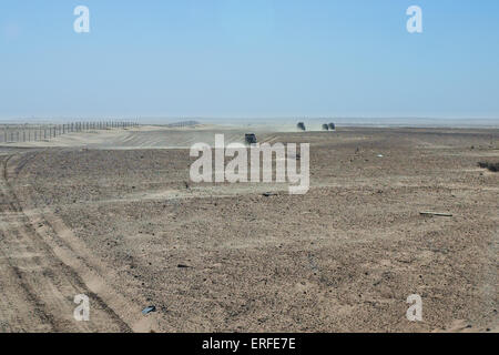 Auf eine bezahlte für über Land geführte tour einen Konvoi von 4 x 4 Antrieb eine staubige Wüste verfolgen in Strafjustiz Stockfoto